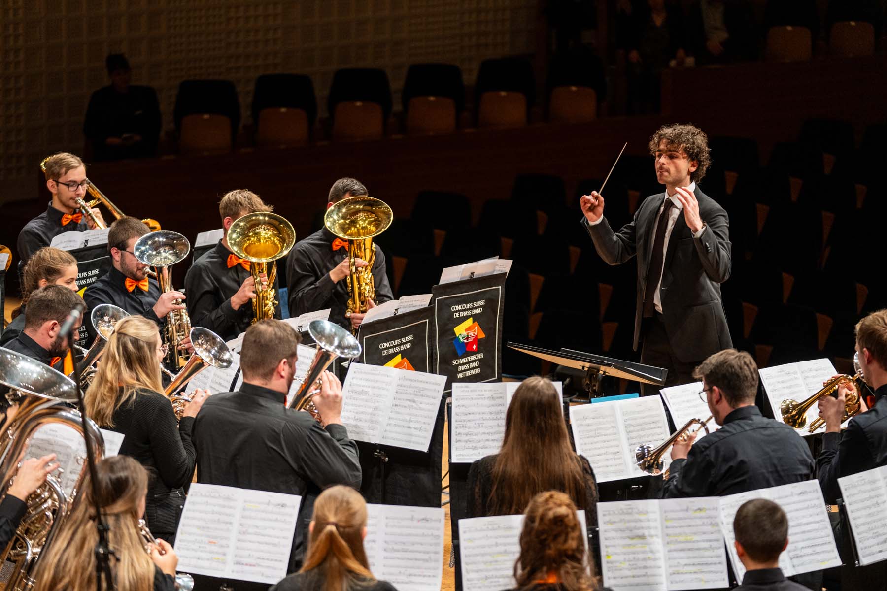 Noah Gutheinz dirigiert die Entlebucher Jugend Brass Band